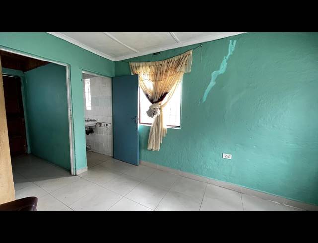 5 BEDROOM HOUSE FOR SALE IN UMLAZI BB